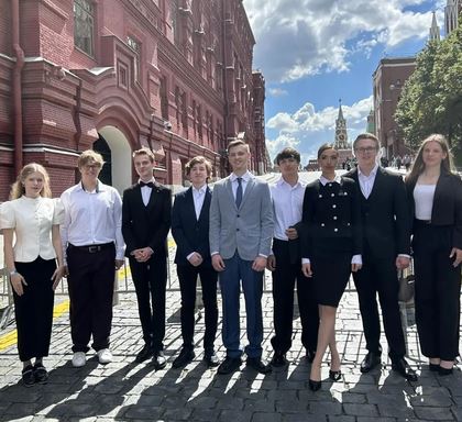 У могилы Неизвестному солдату